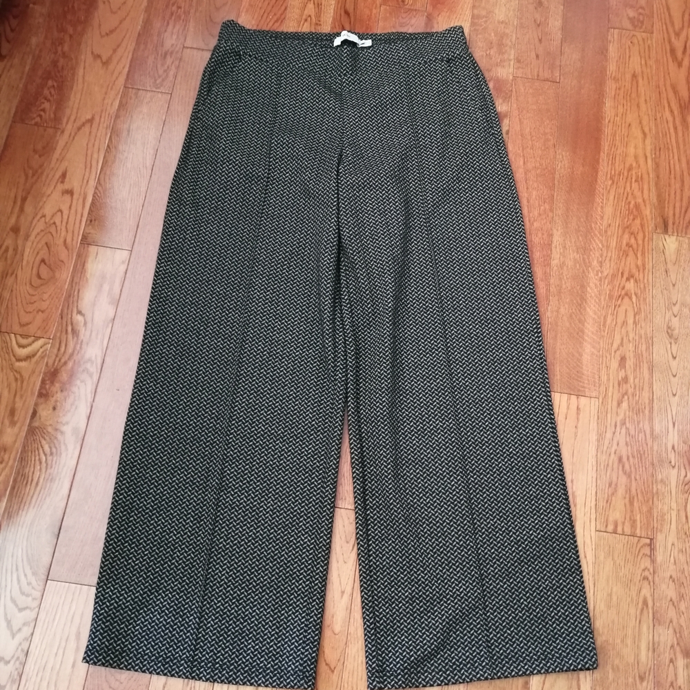 Chic Black and White Wide-Leg Pants - Picture 2 of 5